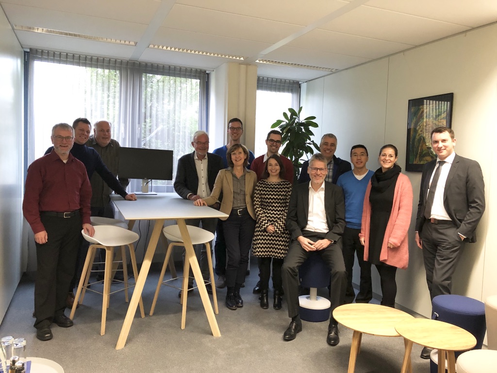 von links nach rechts:
Ralf Immig (Generali), Andre Pilz (Signal Iduna), Martin Steimann (AXA), Jürgen Schäfer (Continentale), Philipp Tröster (Continentale), Claudia Kallfelz (Generali), Danny Jelekovac (SDK), Claudia Nahm (Alte Leipziger), Ralf Mund (BGK), Giuseppe Pellecchia (Signal Iduna), Sokly Guoy (DEVK), Marion Beil (uniVersa) und Stefan Kleinert (Hallesche)